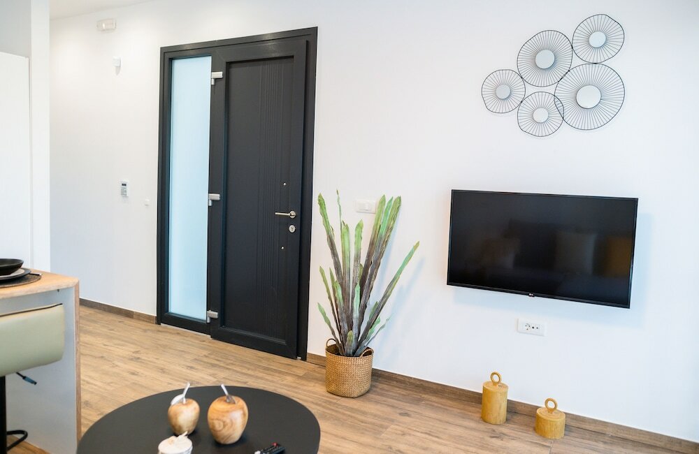 Фото Pebble Garden Aloe - Pampas Grass