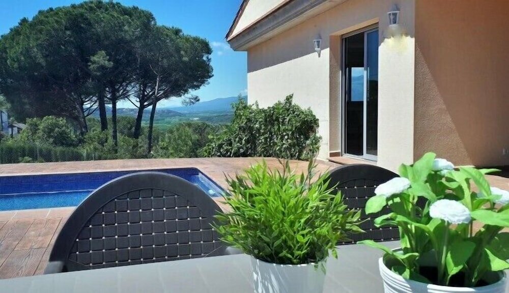 Фото Chalet con piscina y vistas a 10min de la playa de Blanes