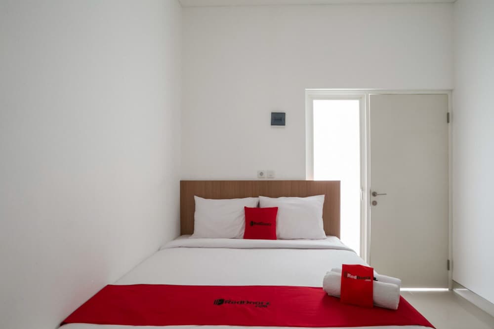 Фото RedDoorz Syariah near Lapangan Pancasila Simpang Lima