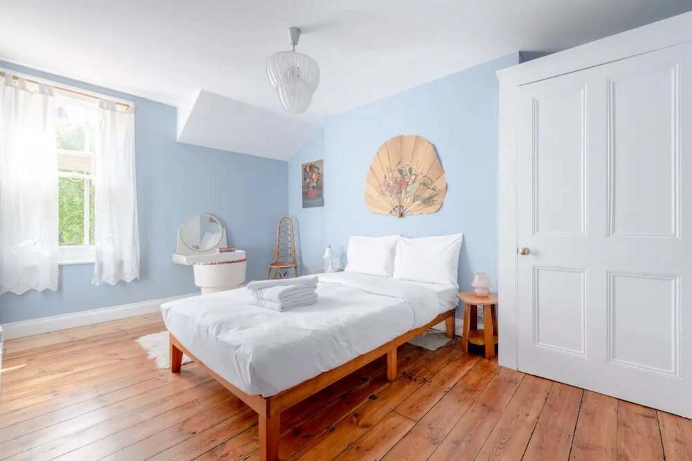 Фото Unique Vintage-style 3bd Flat - Dalston