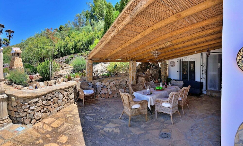 Фото Private, Bright, Spacious House with Pool & Hot Tub