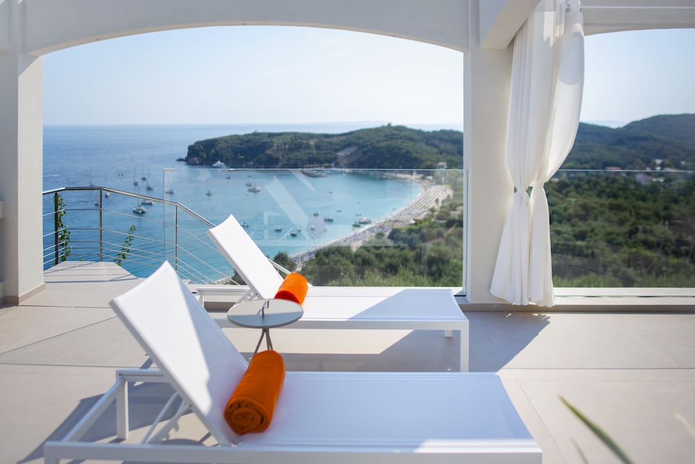 Фото Livinghome Suites