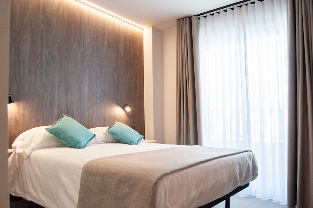 Фото Hotel Quatre Llunes