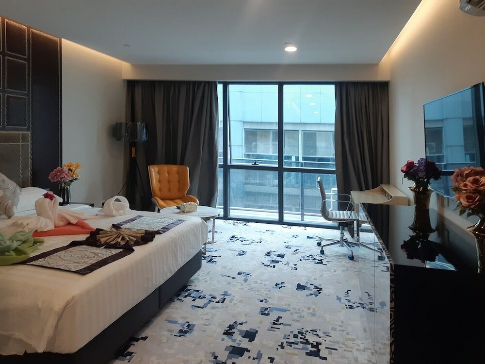 Фото The Hollwood Suites at Platinum