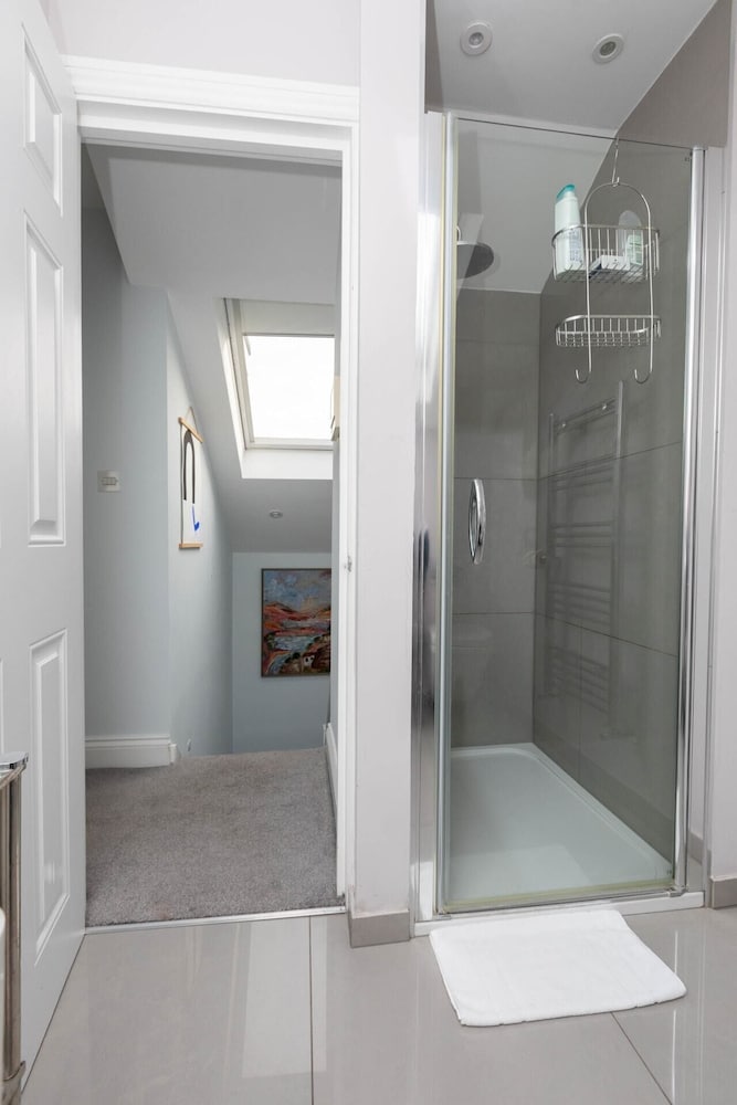 Фото Spacious 3 Bedroom in Notting Hill With Balcony