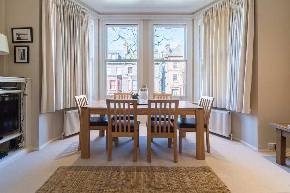 Фото Homely 2 Bedroom Victorian Apartment in Hampstead