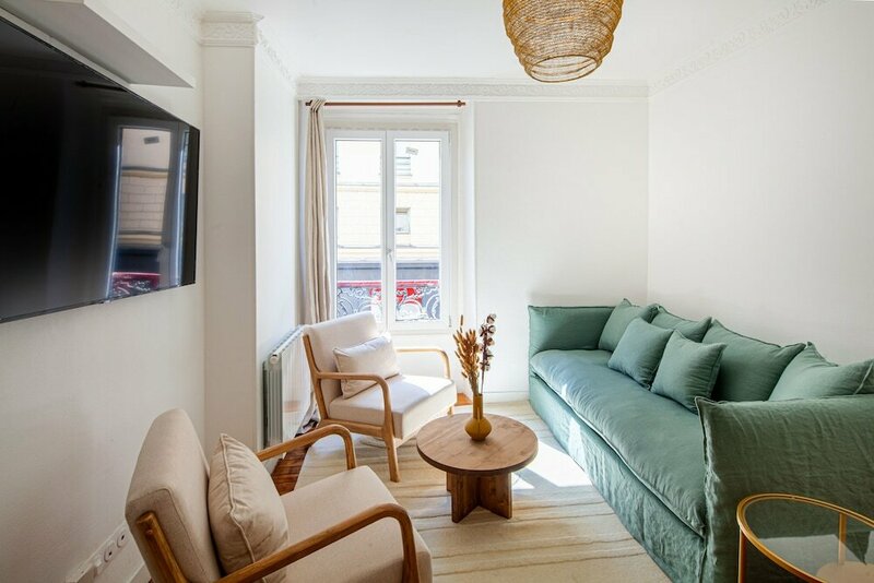 Апартаменты Eiffel Tower Rue Cler в Париже