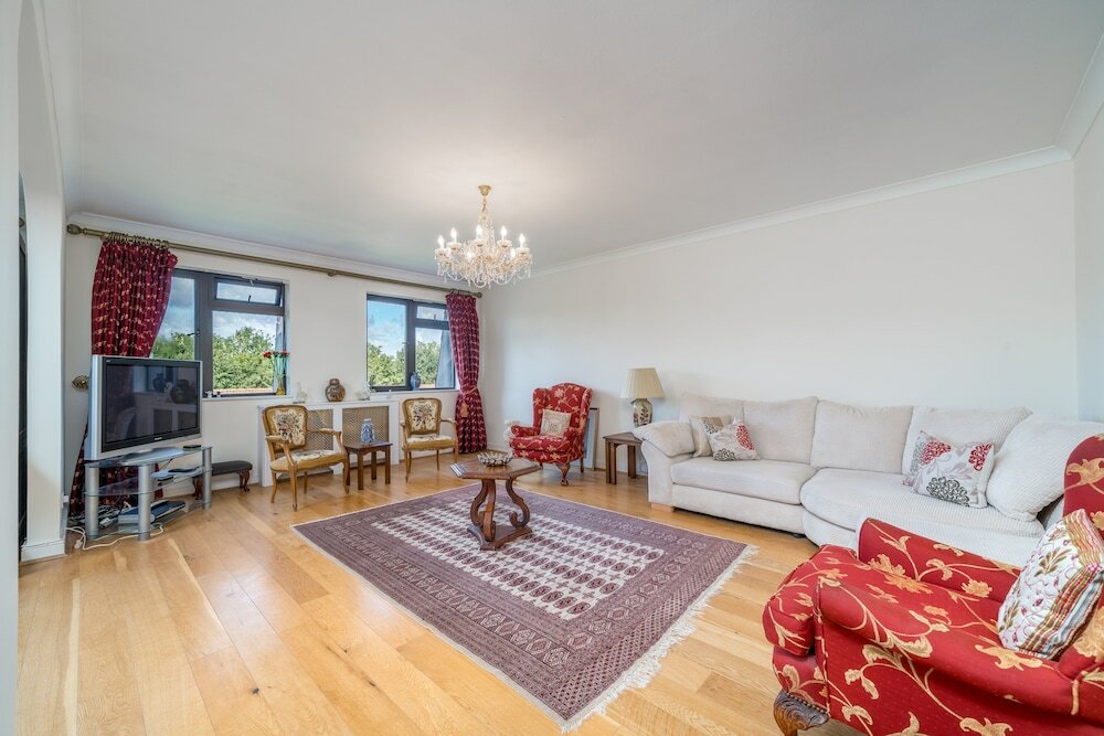 Фото Delightful Vintage 2 Bedroom Apartment