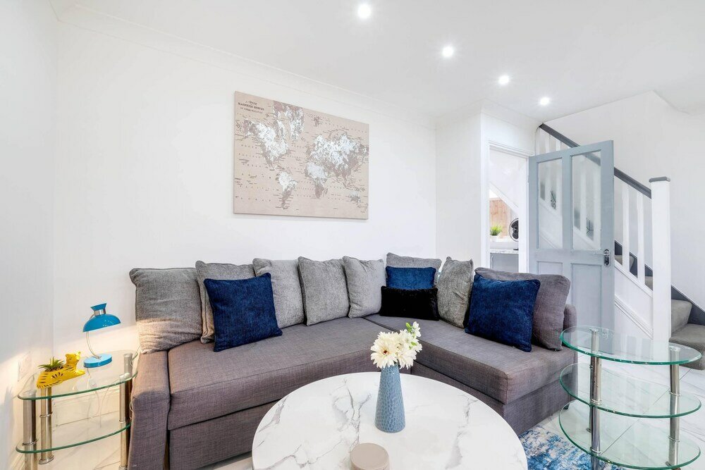 Фото 3 Bedroom House with Parking in Windsor