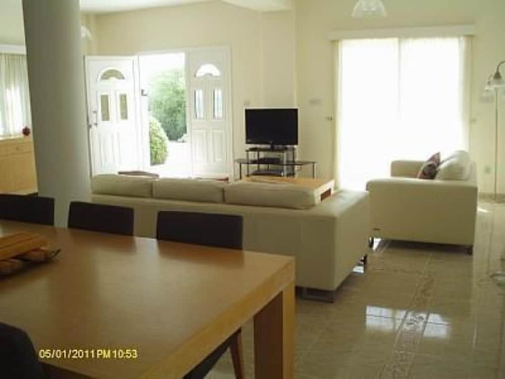 Фото 3 Bed Villa 10 Minutes Drive From Beautiful Beach