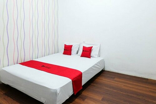 Гостиница RedDoorz near Ahmad Yani Airport 3 в Семаранге