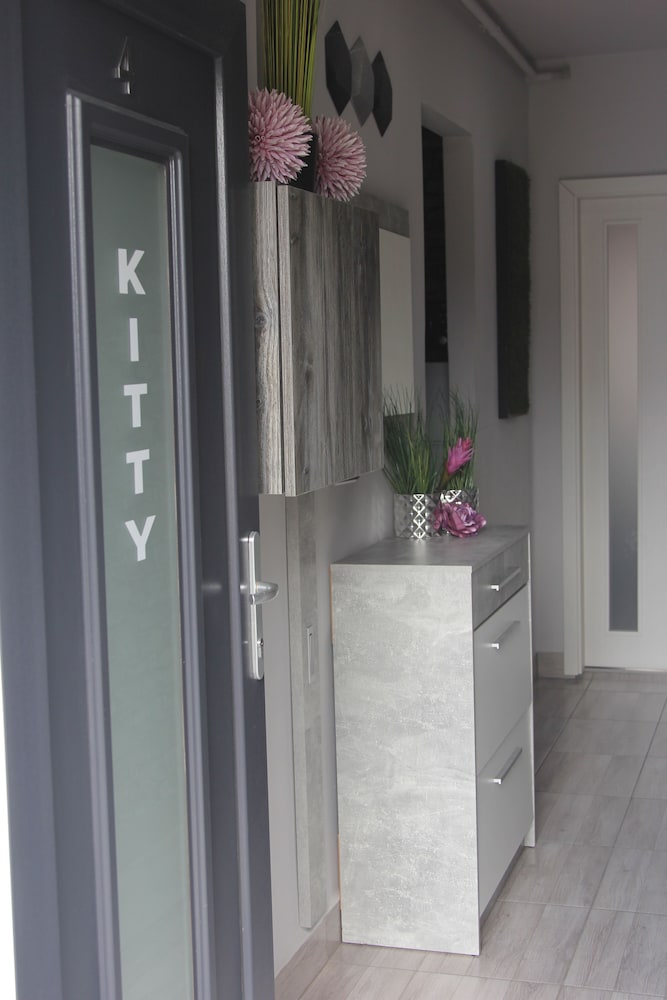 Фото Kitty Downtown Apartman