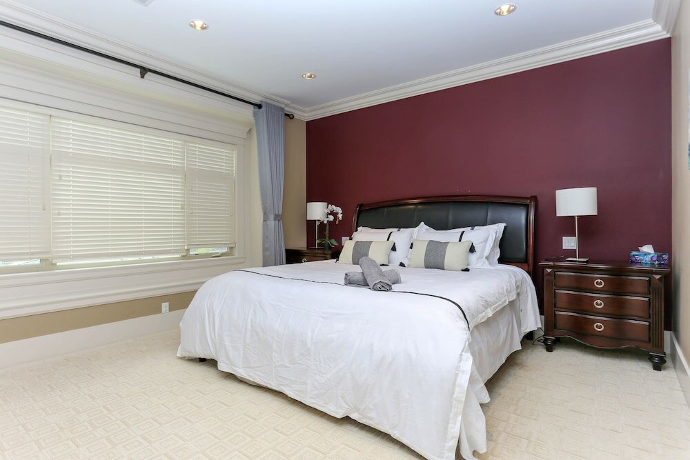 Фото Grand 4 Bedroom Vacation House near Vancouver Downtown