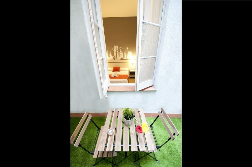 Фото Hostal Live Barcelona