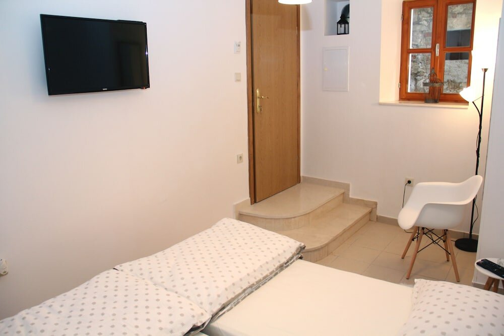 Фото Old Theatre Rooms and Apartments