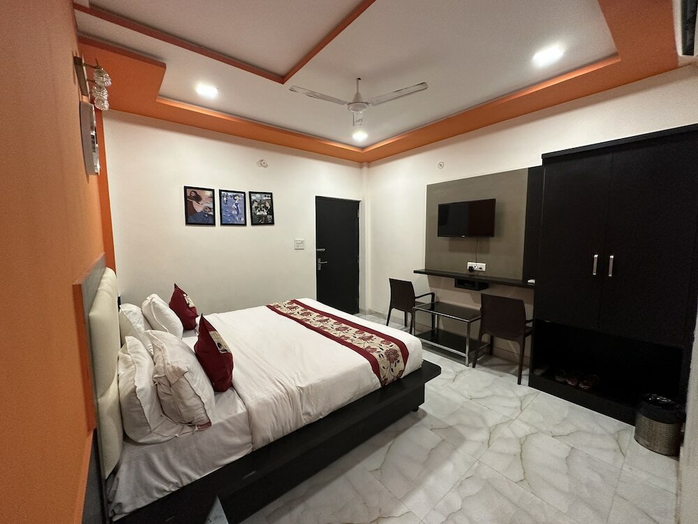 Фото Hotel Aaradhya Residency