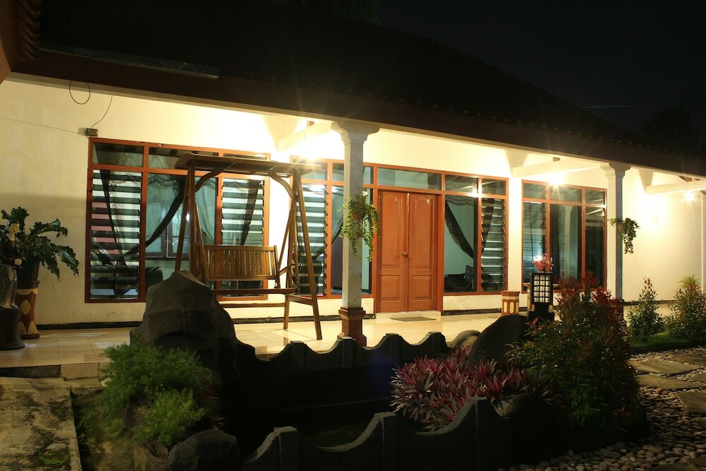 Фото Marry Ind Vila & Guest House Gunung Kawi Malang