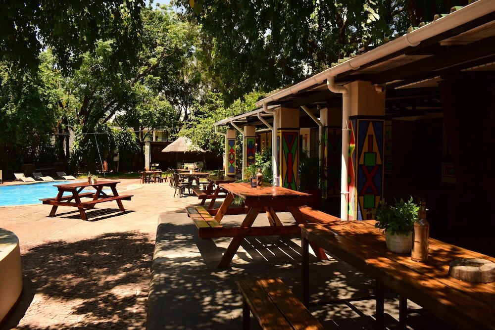 Фото Shoestrings Backpackers & Bar