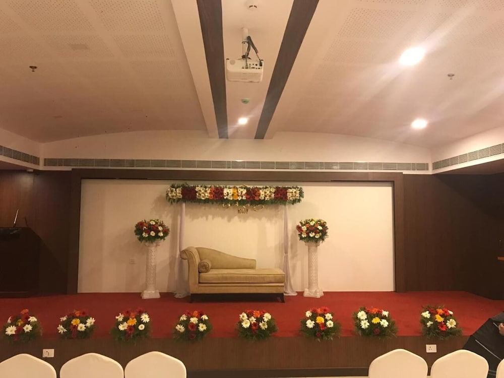 Фото Navaratna Inn A Luxury Hotel