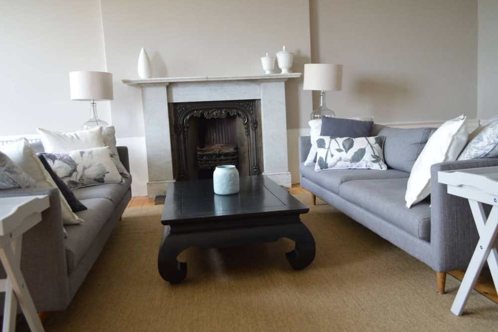 Фото 4 Bedroom Clock Tower Apartment in Central Edinburgh
