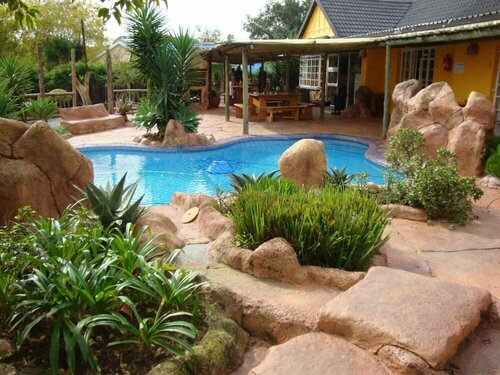Гостиница Flintstones Guest House Fourways