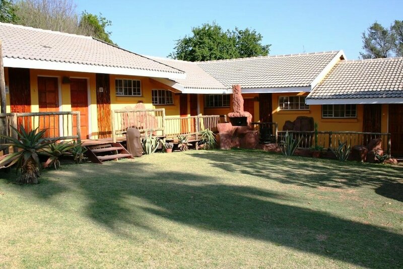 Гостиница Flintstones Guest House Fourways