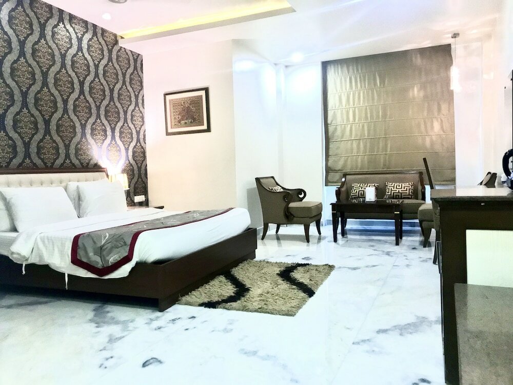 Фото Leela Grande Hotel