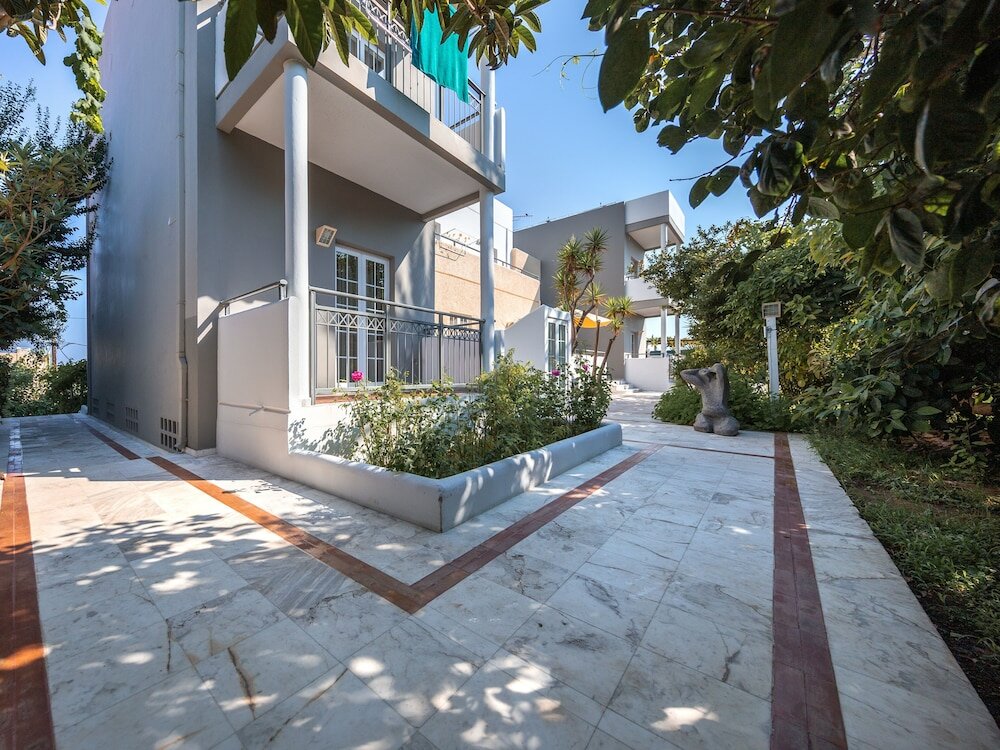 Фото Manias Hotel Apartments