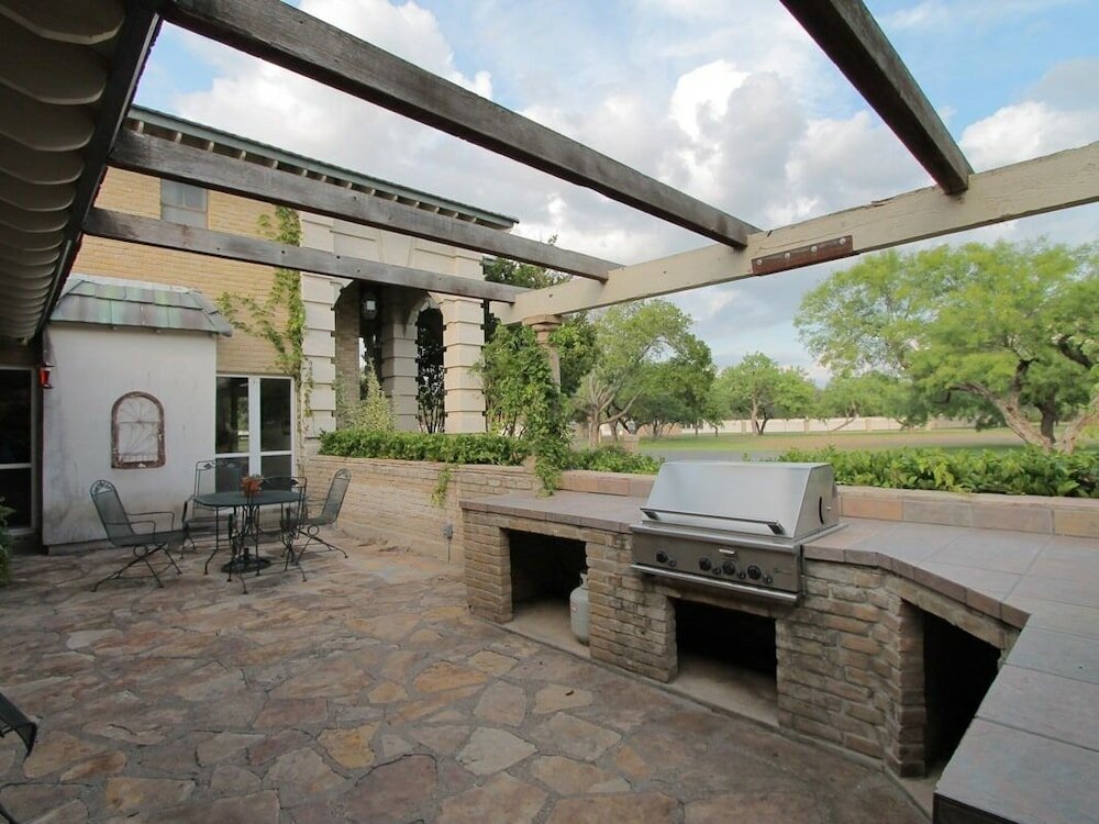 Фото Live Oaks Bed and Breakfast