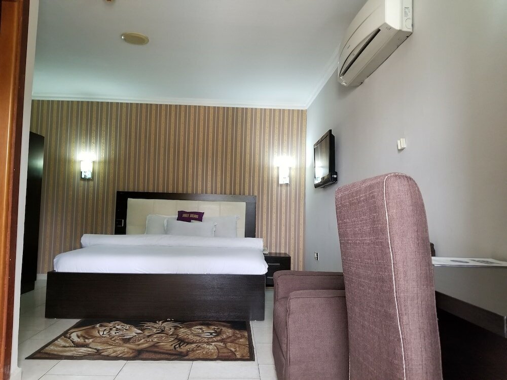 Фото Peemos Place Warri