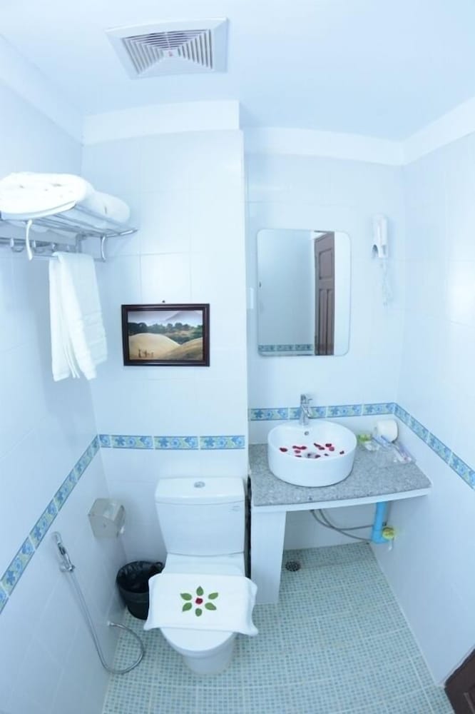 Фото Kaung Myint Hotel