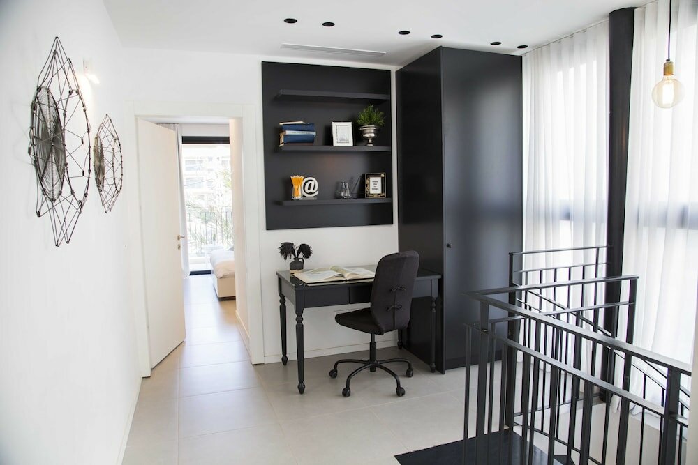 Фото Mr. Promenade - by Tlv2go