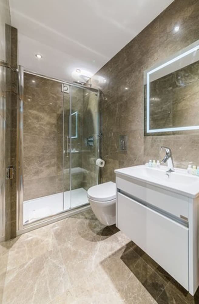 Фото The Lion & Key Hotel