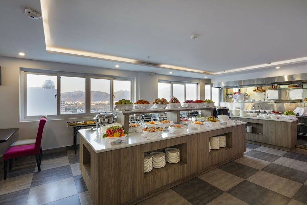 Фото Maple Leaf Hotel & Apartment