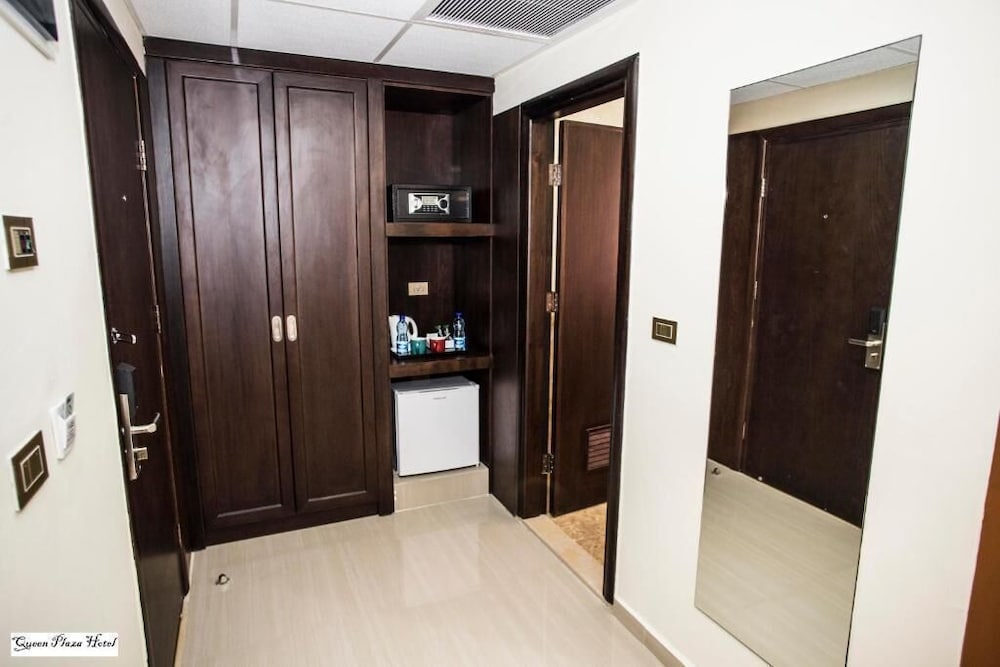 Фото Queen Plaza Hotel