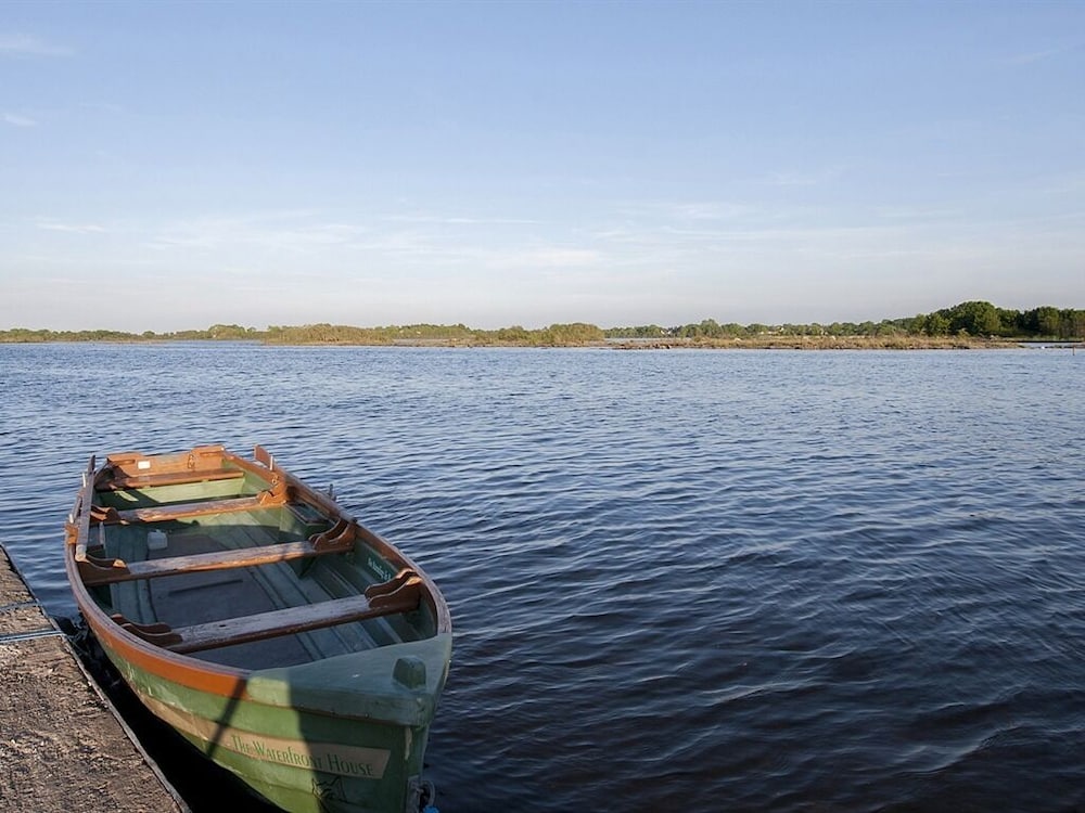 Фото The Waterfront House Country Home