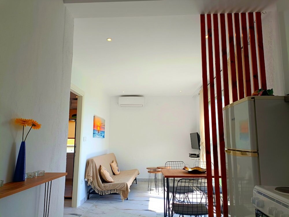 Фото Salonikiou Beach Deluxe Apartments