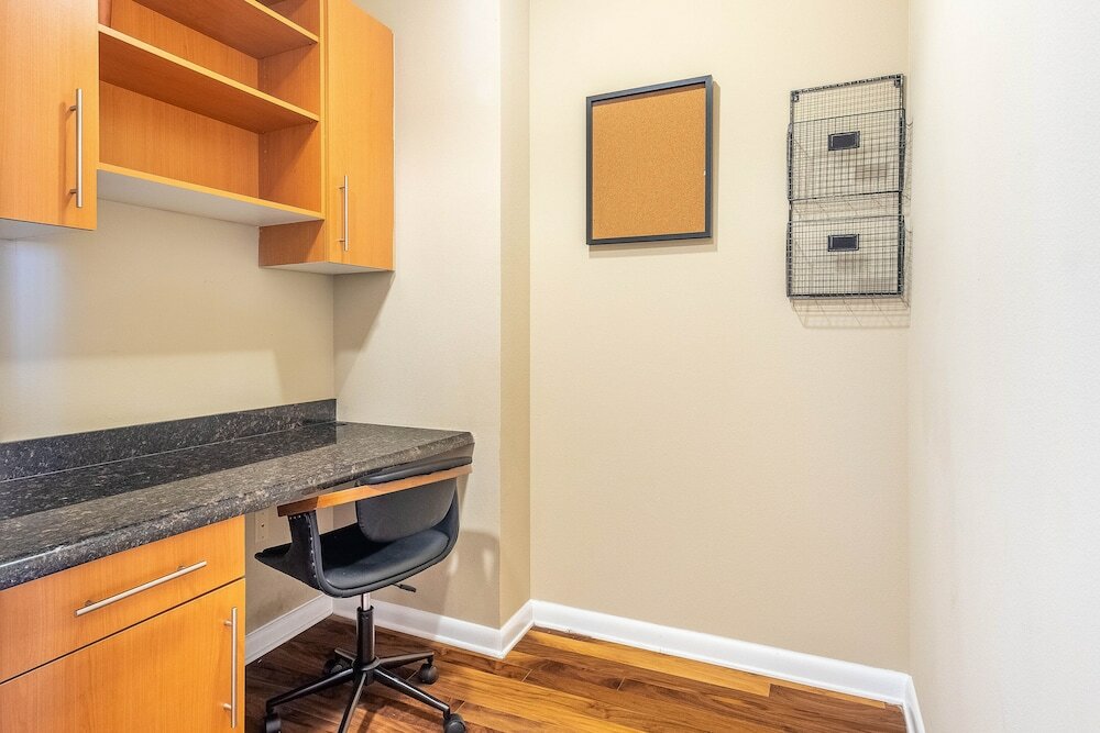 Фото Executive Suite With Pool & Gym