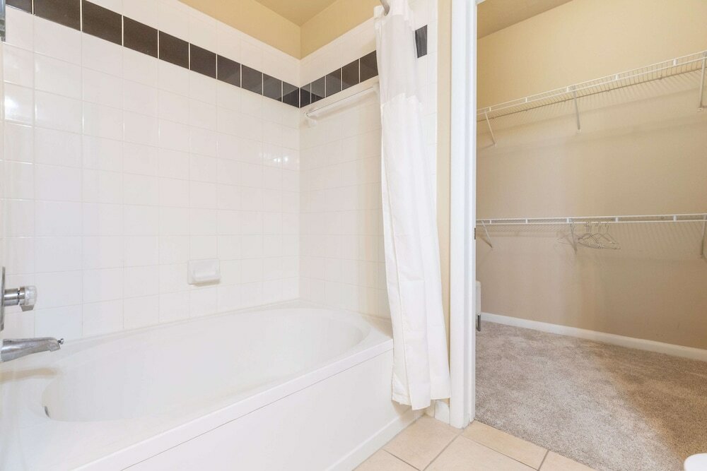 Фото Executive Suite With Pool & Gym