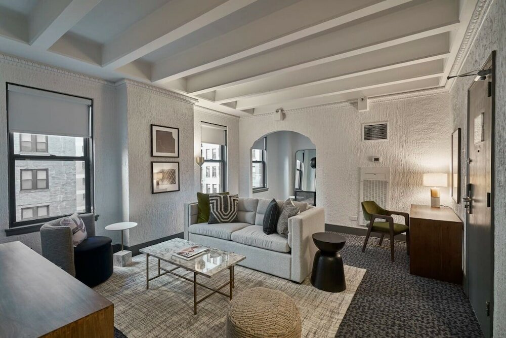 Фото Magnificent Mile Suites