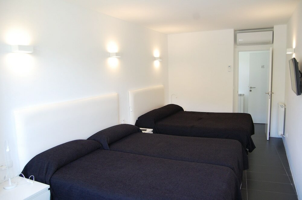 Фото Hostal Tres Campanas