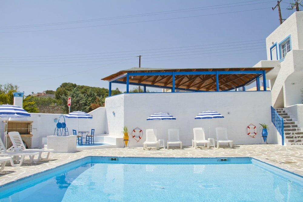 Фото Blue Dolphin Studios & Apartment