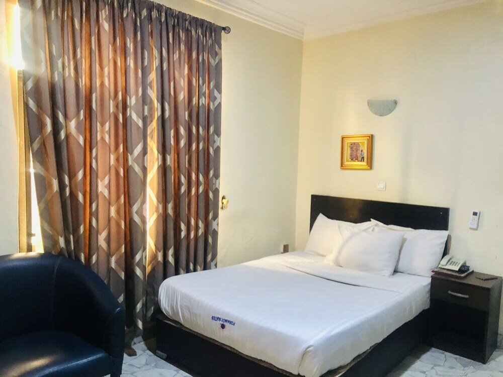 Фото Mayors & Diplomat Suites Opebi