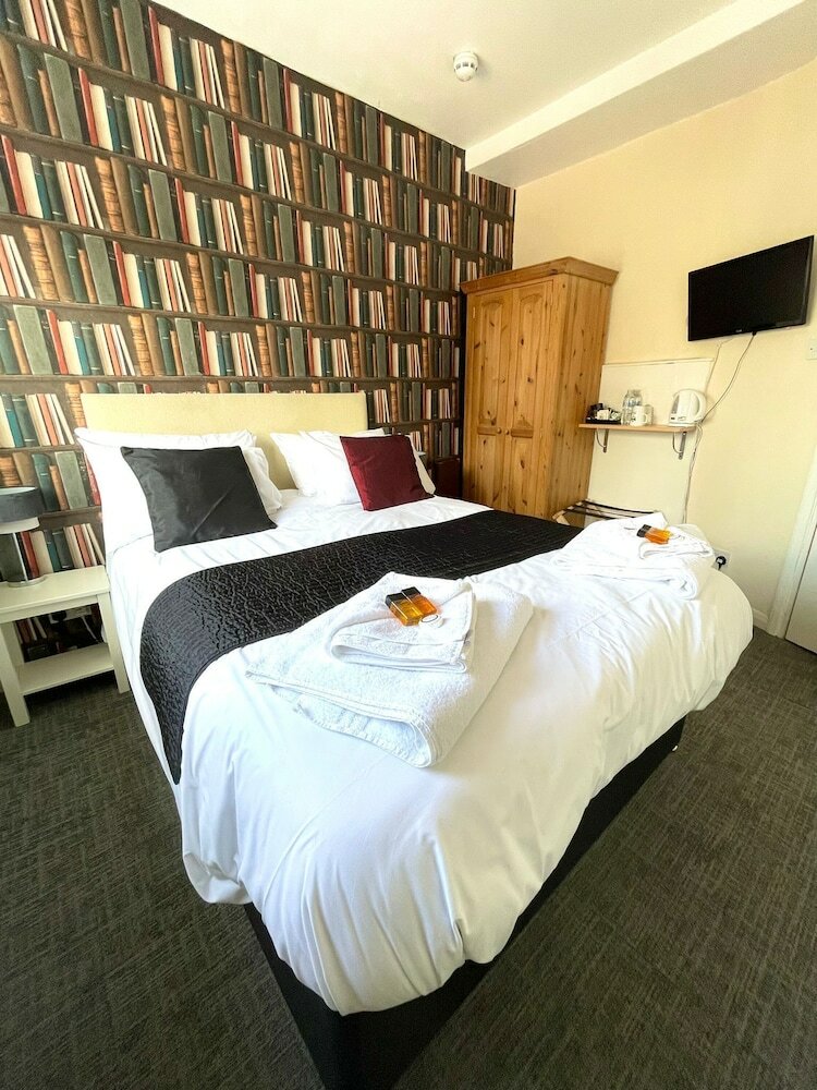 Фото The Crown And Cushion