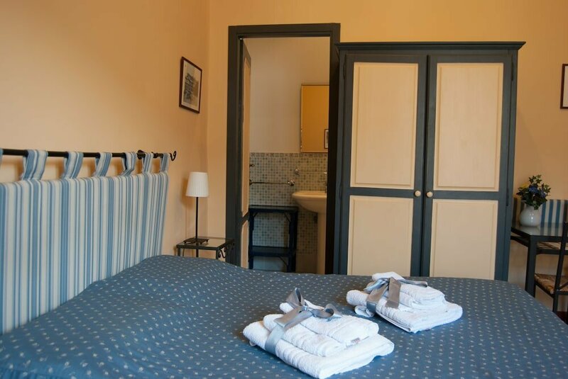 Гостиница Monteoliveto Bed and Breakfast в Неаполе