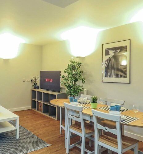 Гостиница Tudors eSuites City Centre House в Бирмингеме