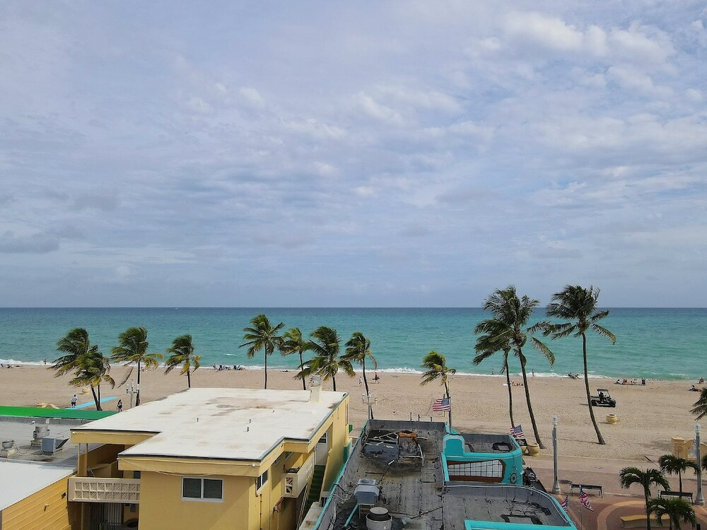 Фото Tropic Isle Hotel and Apartment