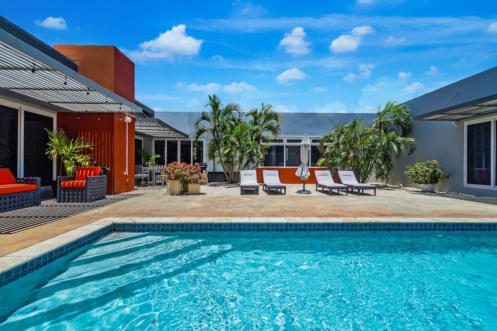 Фото Stunning Modern Home, Near Beaches Full Ac