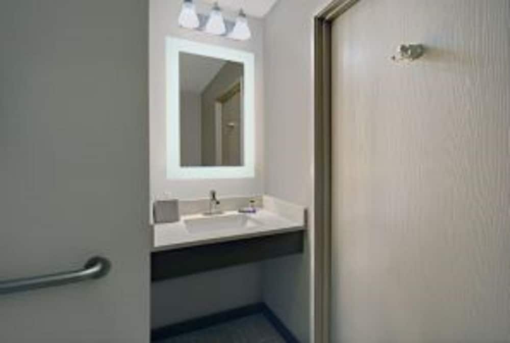 Фото Holiday Inn Express And Suites Detroit Dearborn, an Ihg Hotel