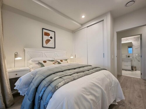 Гостиница Luxe Apt w Harbour-Sunset Views -Parking в Окленде